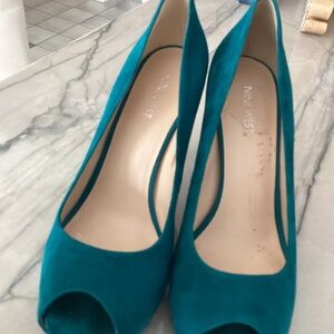 Green shade high heeled shoes.